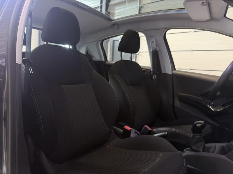 PEUGEOT 208 1.2 PURETECH 82CV ACTIVE 5 PORTES - TOIT PANORAMIQUE - APPLE CARPLAY - CAMÉRA 2017