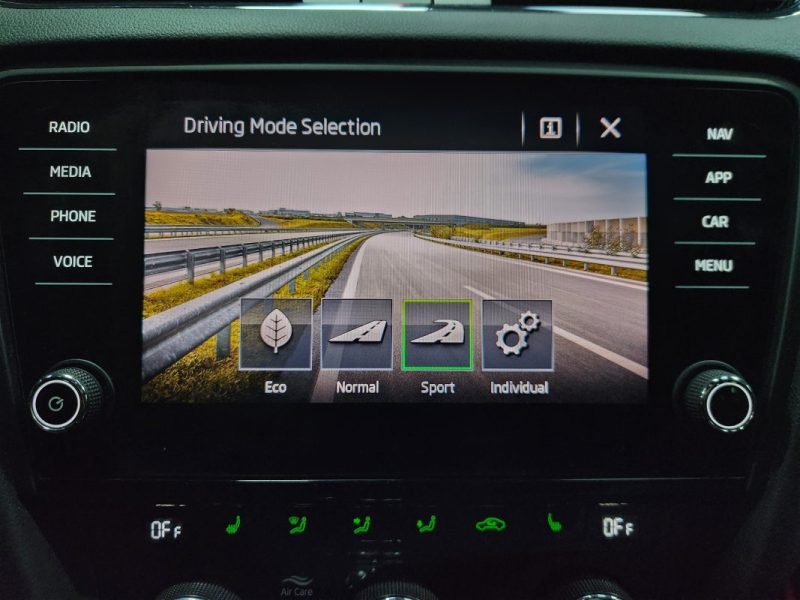 SKODA OCTAVIA Combi RS 2.0 TSi 245 DSG*PANO*ACC*CAMERA*19P*