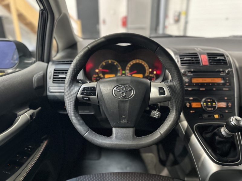 TOYOTA AURIS 2.0 D4D 126CH / MOTEUR A CHAINE / 2e MAIN