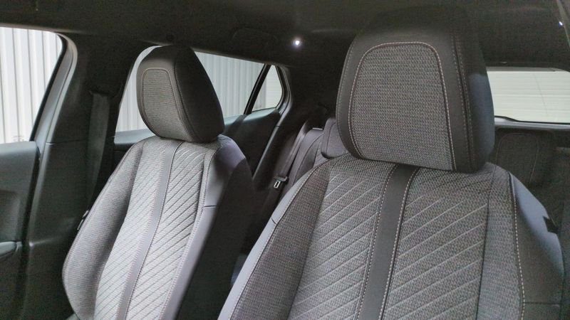 Peugeot 2008 Hybrid 145 e-dcs6 allure + angles morts + camera 360