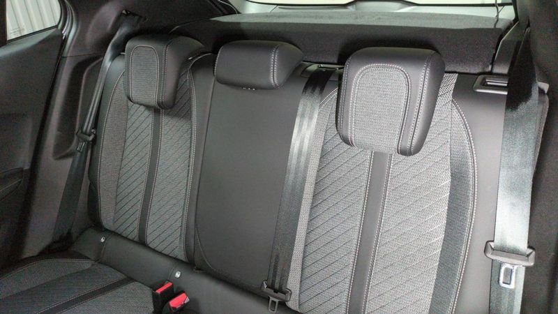 Peugeot 2008 Hybrid 145 e-dcs6 allure + angles morts + camera 360