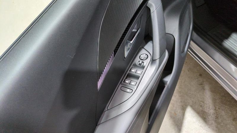 Peugeot 2008 Hybrid 145 e-dcs6 allure + angles morts + camera 360