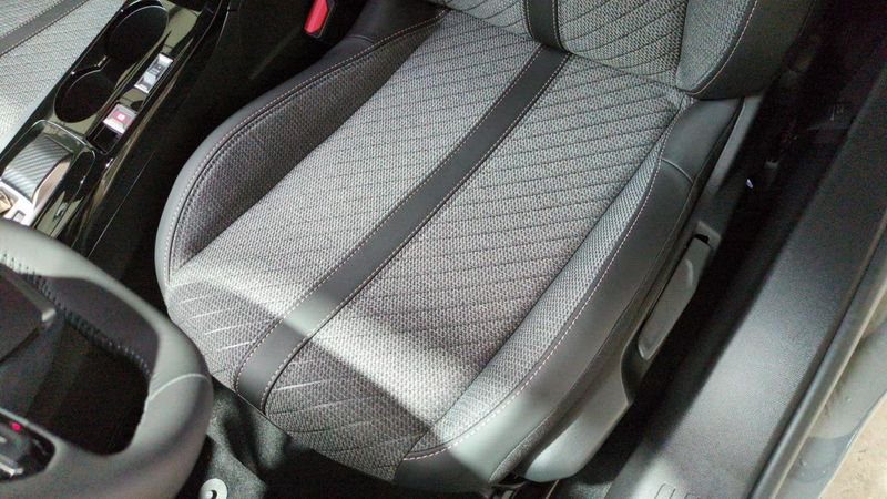 Peugeot 2008 Hybrid 145 e-dcs6 allure + angles morts + camera 360