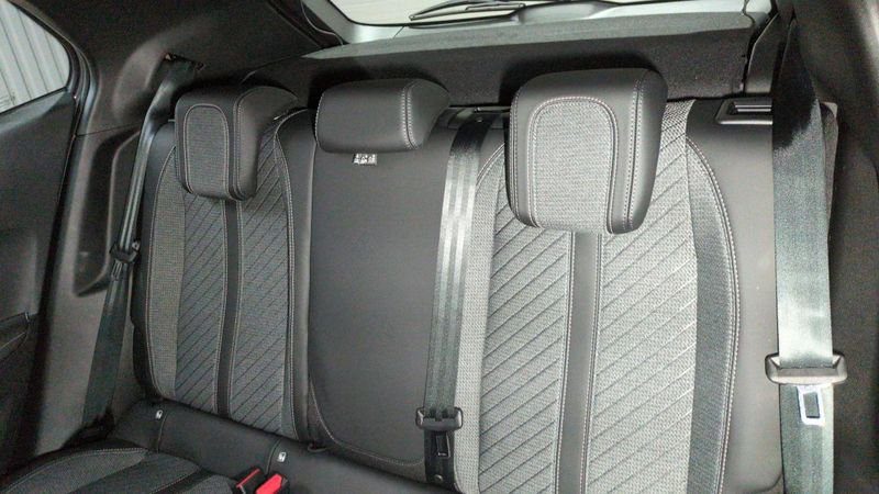 Peugeot 2008 Hybrid 145 e-dcs6 allure + angles morts + camera 360