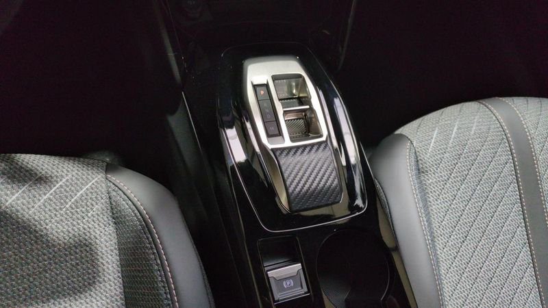 Peugeot 2008 Hybrid 145 e-dcs6 allure + angles morts + camera 360