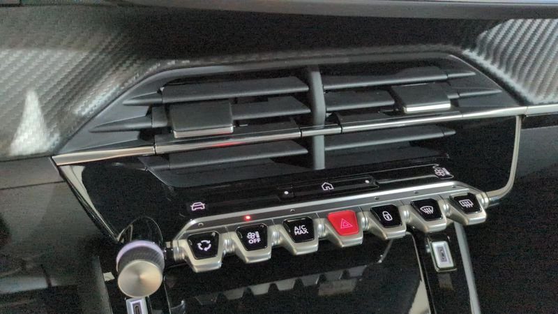 Peugeot 2008 Hybrid 145 e-dcs6 allure + angles morts + camera 360