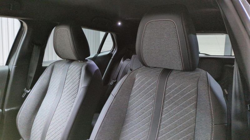 Peugeot 2008 Hybrid 145 e-dcs6 allure + angles morts + camera 360