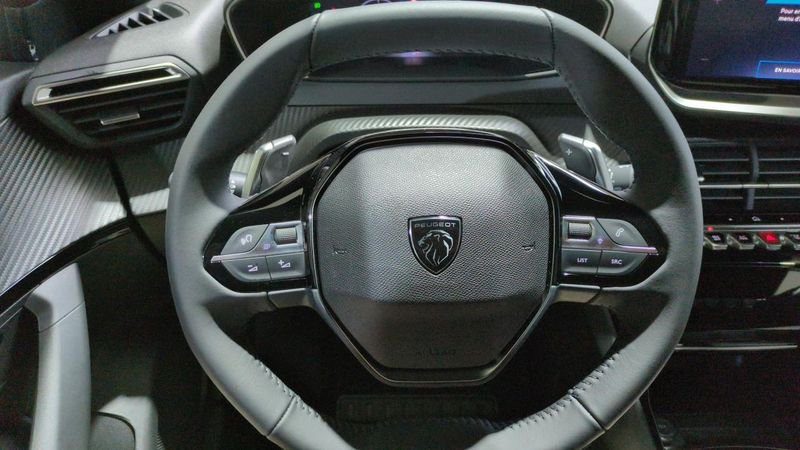 Peugeot 2008 Hybrid 145 e-dcs6 allure + angles morts + camera 360