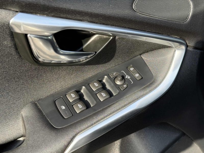 VOLVO V40 CROSS COUNTRY D2 120ch Oversta – GPS – LED – Toit Panoramique – Sièges Chauffants – Révisé