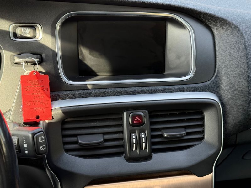 VOLVO V40 CROSS COUNTRY D2 120ch Oversta – GPS – LED – Toit Panoramique – Sièges Chauffants – Révisé