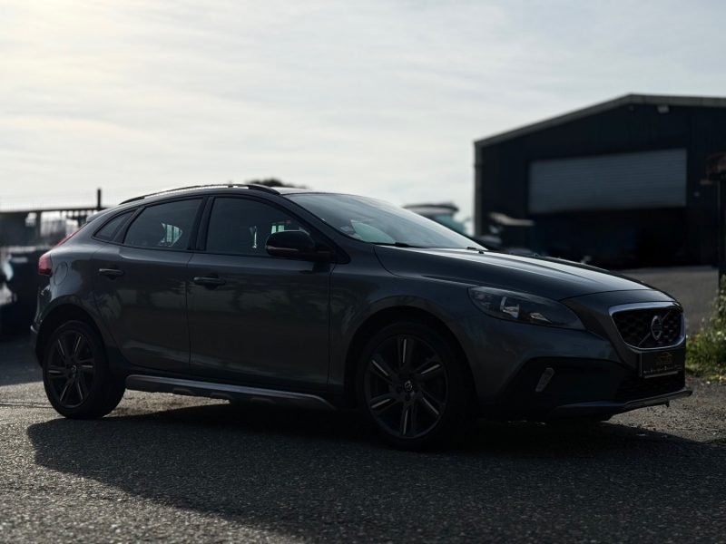 VOLVO V40 CROSS COUNTRY D2 120ch Oversta – GPS – LED – Toit Panoramique – Sièges Chauffants – Révisé