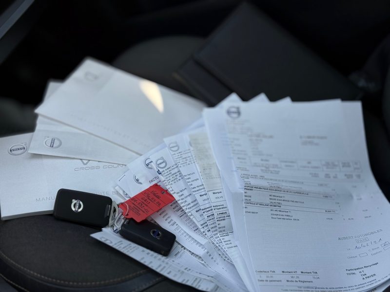 VOLVO V40 CROSS COUNTRY D2 120ch Oversta – GPS – LED – Toit Panoramique – Sièges Chauffants – Révisé