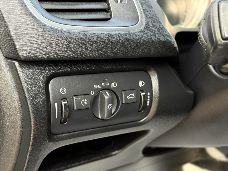 VOLVO V40 CROSS COUNTRY D2 120ch Oversta – GPS – LED – Toit Panoramique – Sièges Chauffants – Révisé