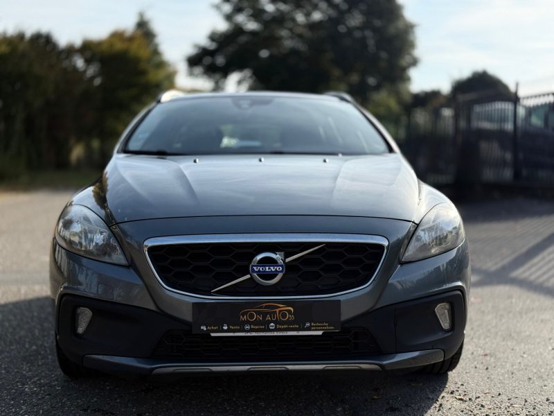 VOLVO V40 CROSS COUNTRY D2 120ch Oversta – GPS – LED – Toit Panoramique – Sièges Chauffants – Révisé