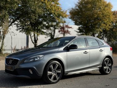 VOLVO V40 CROSS COUNTRY D2 120ch Oversta – GPS – LED – Toit Panoramique – Sièges Chauffants – Révisé