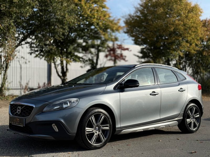 VOLVO V40 CROSS COUNTRY D2 120ch Oversta – GPS – LED – Toit Panoramique – Sièges Chauffants – Révisé