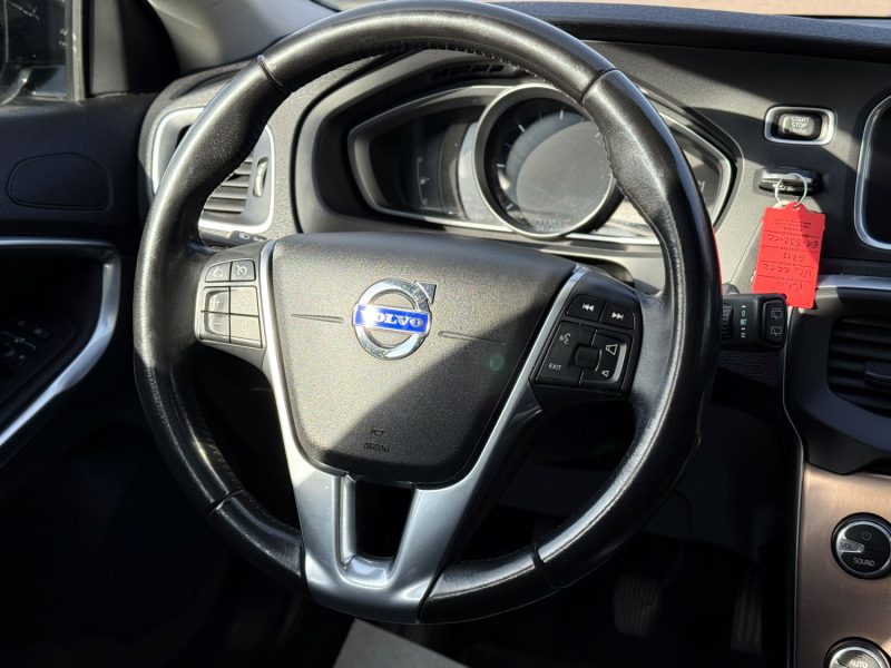 VOLVO V40 CROSS COUNTRY D2 120ch Oversta – GPS – LED – Toit Panoramique – Sièges Chauffants – Révisé