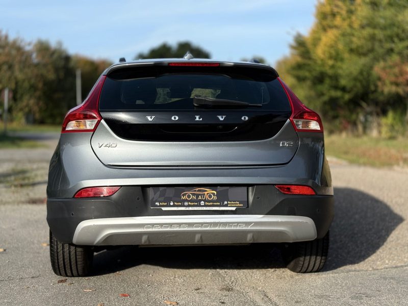 VOLVO V40 CROSS COUNTRY D2 120ch Oversta – GPS – LED – Toit Panoramique – Sièges Chauffants – Révisé