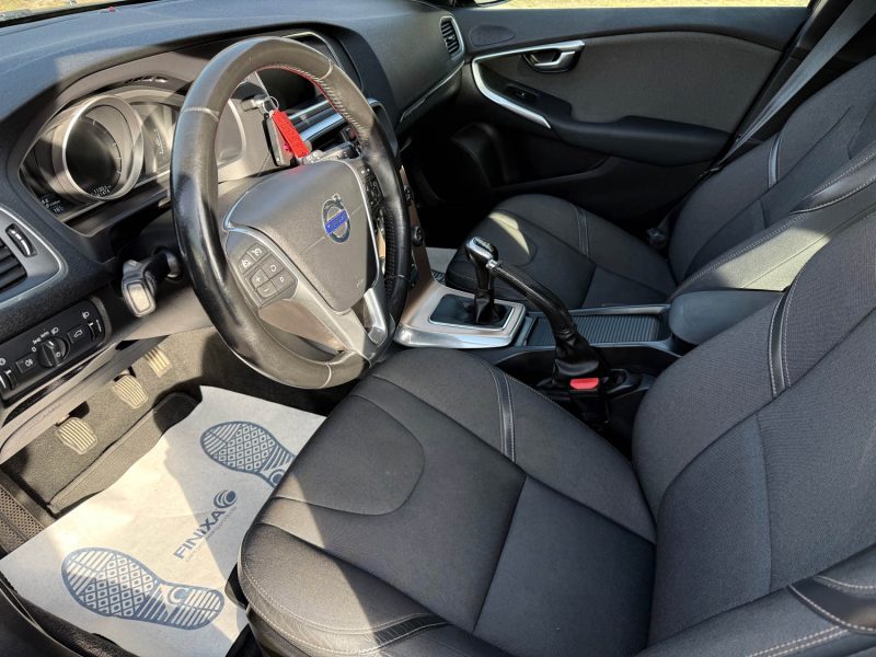 VOLVO V40 CROSS COUNTRY D2 120ch Oversta – GPS – LED – Toit Panoramique – Sièges Chauffants – Révisé