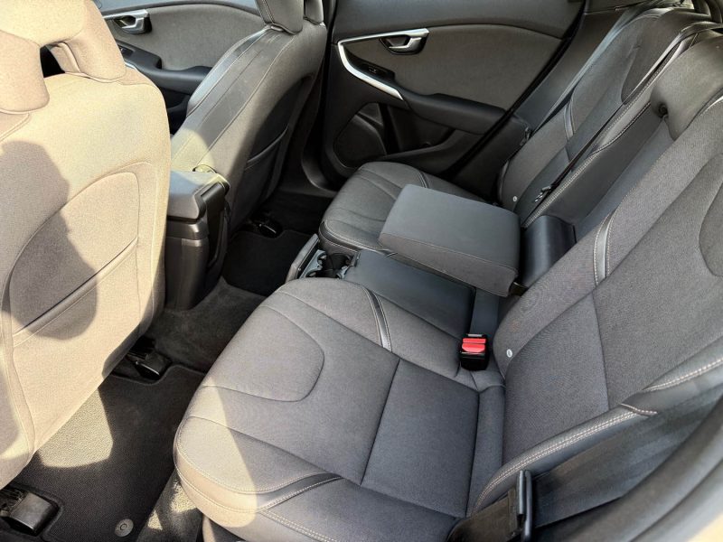 VOLVO V40 CROSS COUNTRY D2 120ch Oversta – GPS – LED – Toit Panoramique – Sièges Chauffants – Révisé