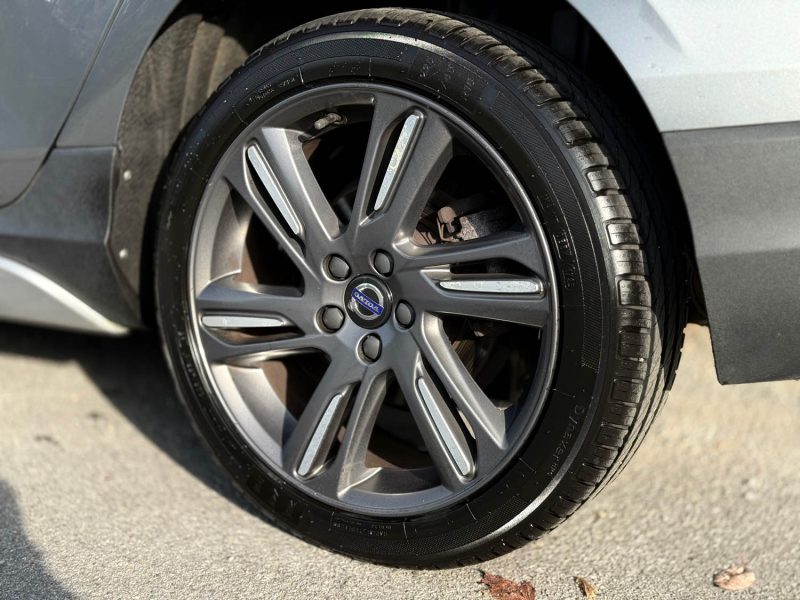 VOLVO V40 CROSS COUNTRY D2 120ch Oversta – GPS – LED – Toit Panoramique – Sièges Chauffants – Révisé