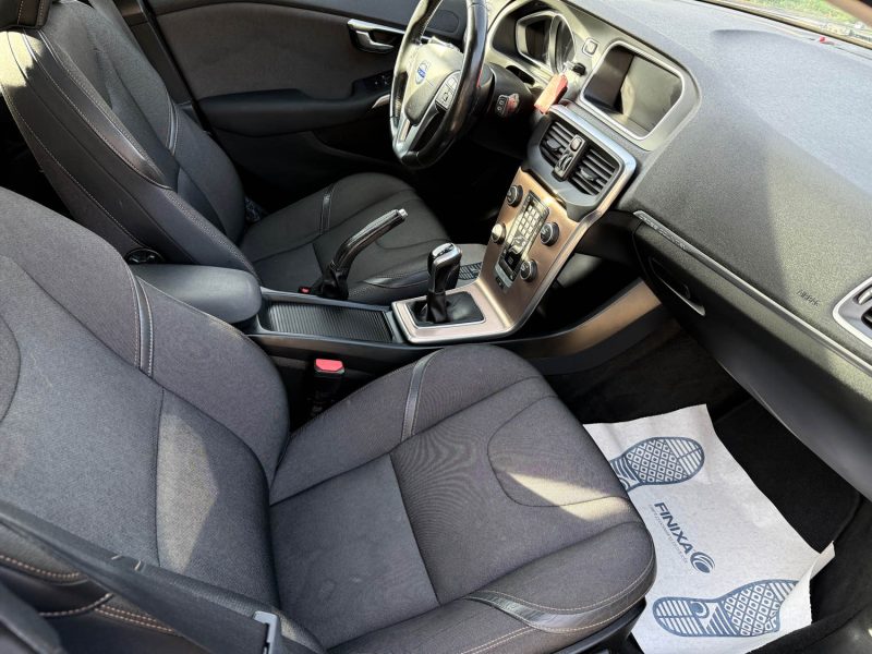 VOLVO V40 CROSS COUNTRY D2 120ch Oversta – GPS – LED – Toit Panoramique – Sièges Chauffants – Révisé