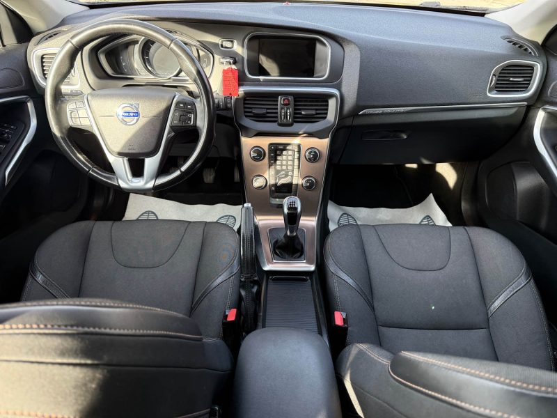 VOLVO V40 CROSS COUNTRY D2 120ch Oversta – GPS – LED – Toit Panoramique – Sièges Chauffants – Révisé