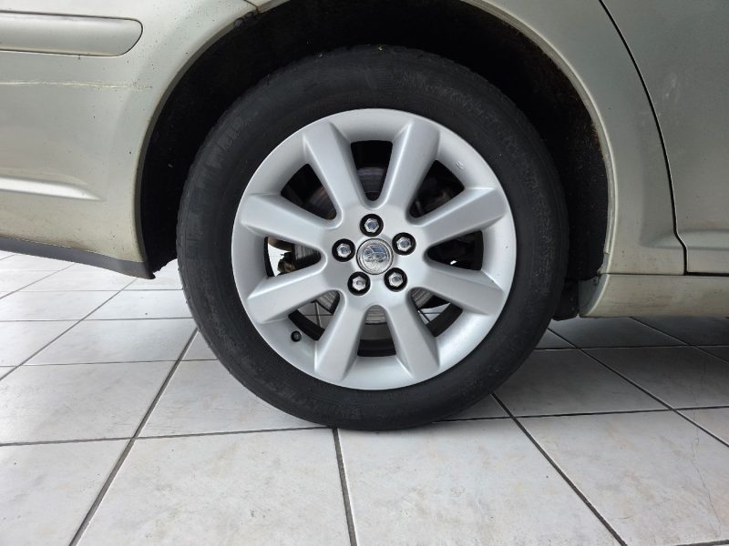 TOYOTA AVENSIS 2L 116CH D-4D LINEA TERRA 2004