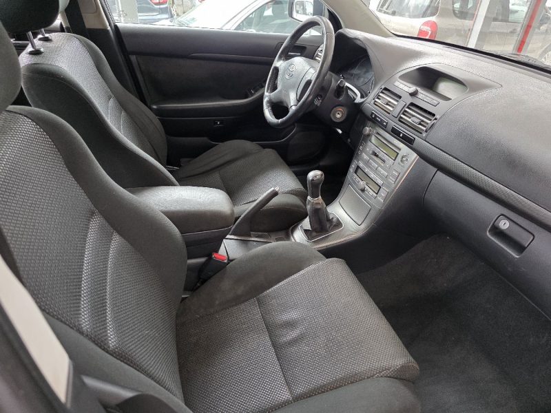 TOYOTA AVENSIS 2L 116CH D-4D LINEA TERRA 2004