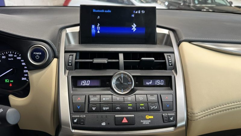 Lexus NX 300h 2.5 197ch Luxe e-CVT 4WD - Toit ouvrant - Attelage amovible