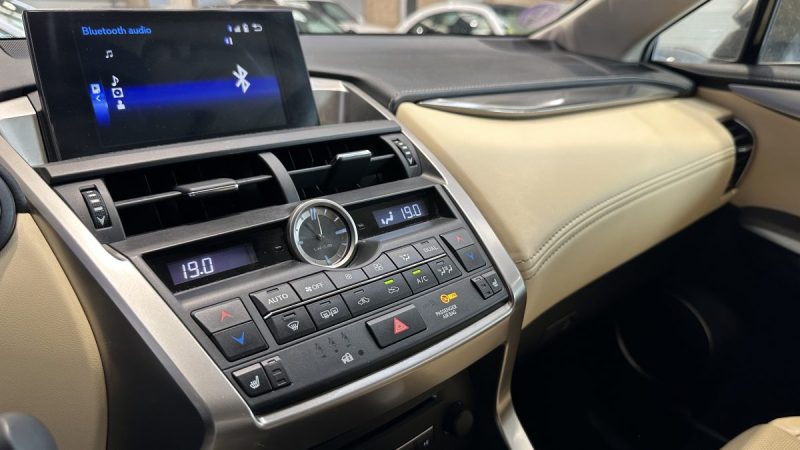 Lexus NX 300h 2.5 197ch Luxe e-CVT 4WD - Toit ouvrant - Attelage amovible