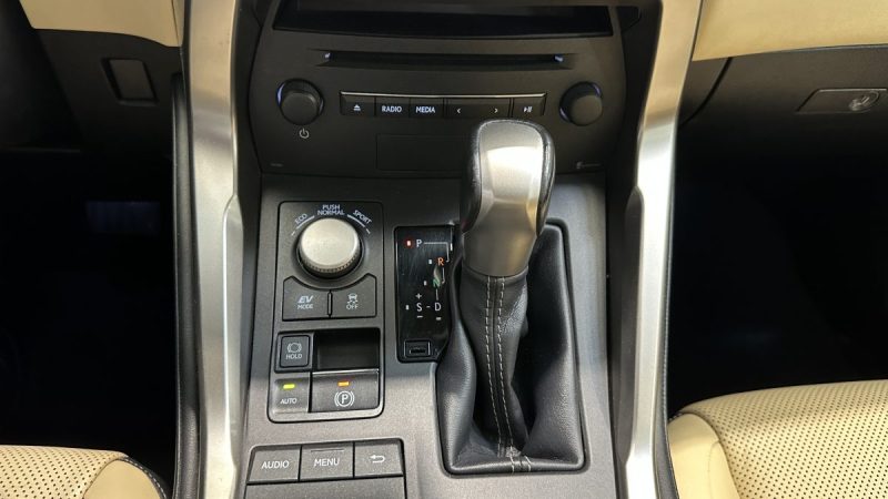 Lexus NX 300h 2.5 197ch Luxe e-CVT 4WD - Toit ouvrant - Attelage amovible