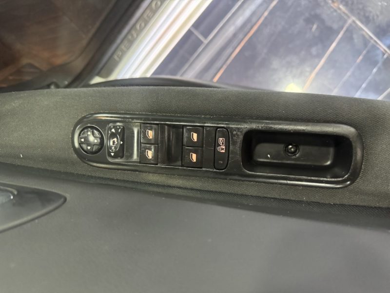 PEUGEOT 5008 1.6 HDI 115 ALLURE 2015