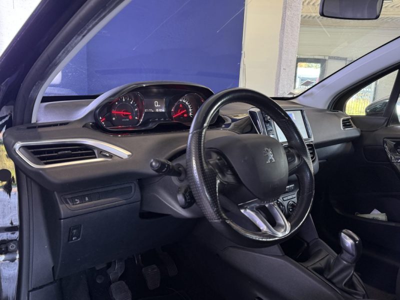 PEUGEOT 208 1.4 HDI 68cv 5P Envy - Régulateur - Climatisation 