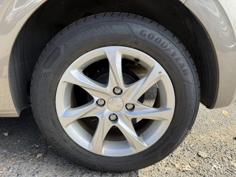 PEUGEOT 208 1.2 VTI PURETECH 82CV STYLE / DISTRIB OK