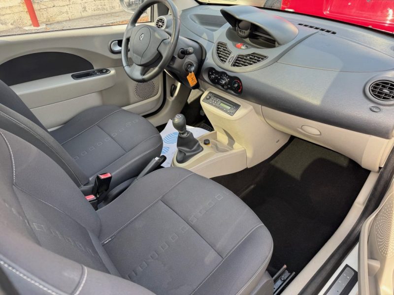 RENAULT  TWINGO 1.2 16V 75 NIGHT&DAY Toit ouvrant 1° MAIN