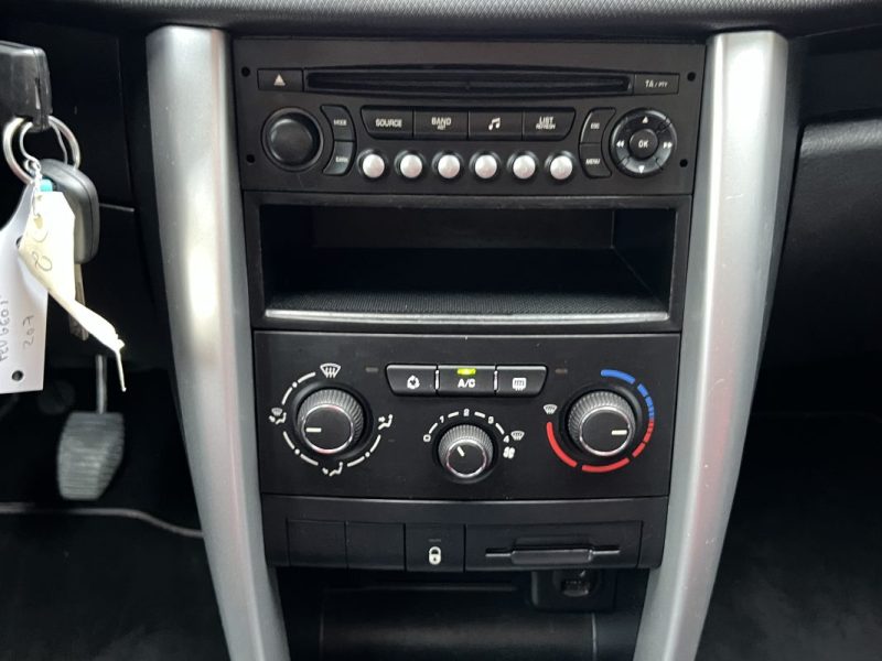 PEUGEOT 207 PHASE 2 SW / BREAK SERIE 64 1.6 HDI 92 Cv 1ERE MAIN / TOIT PANO ATTELAGE - GARANTIE 1 AN