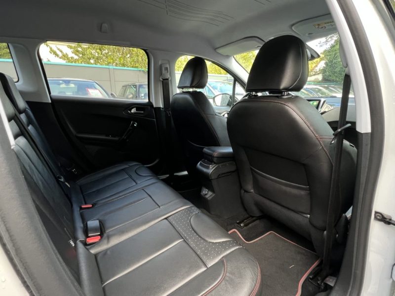 PEUGEOT 2008 (2) FELINE 1.2 110 1ERE MAIN BOITE AUTO CUIR ATTELAGE APPLE & ANDROID - GARANTIE 1 AN