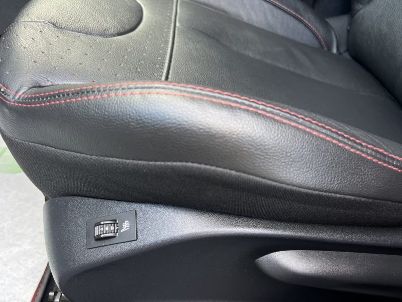 PEUGEOT 2008 (2) FELINE 1.2 110 1ERE MAIN BOITE AUTO CUIR ATTELAGE APPLE & ANDROID - GARANTIE 1 AN