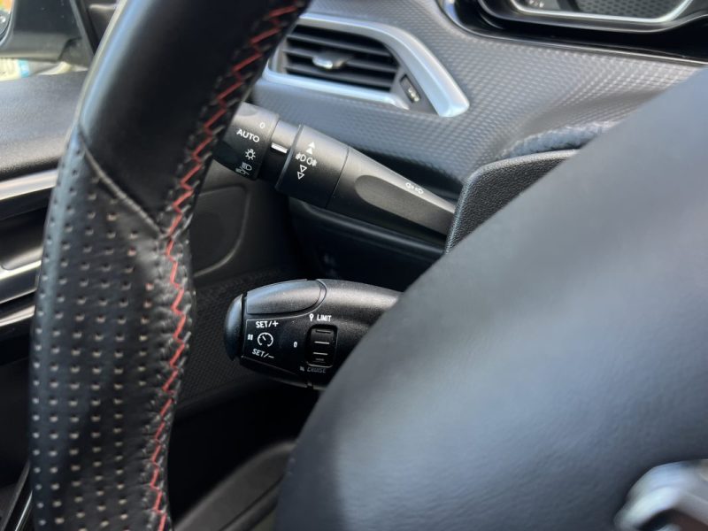 PEUGEOT 2008 (2) FELINE 1.2 110 1ERE MAIN BOITE AUTO CUIR ATTELAGE APPLE & ANDROID - GARANTIE 1 AN