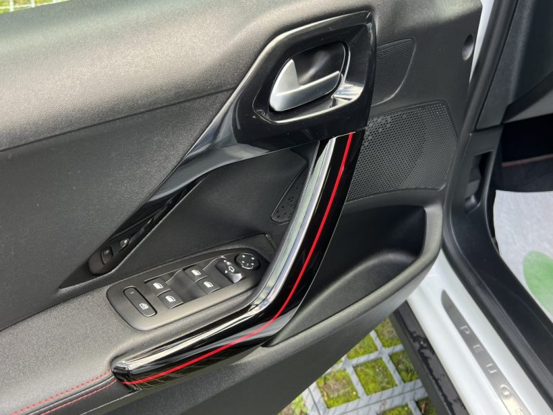 PEUGEOT 2008 (2) FELINE 1.2 110 1ERE MAIN BOITE AUTO CUIR ATTELAGE APPLE & ANDROID - GARANTIE 1 AN