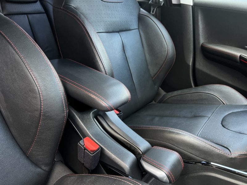 PEUGEOT 2008 (2) FELINE 1.2 110 1ERE MAIN BOITE AUTO CUIR ATTELAGE APPLE & ANDROID - GARANTIE 1 AN