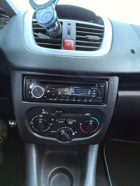 PEUGEOT 206+ 1.4 HDI 70 CH - IDEAL JEUNE PERMIS - DISTRI OK - GARANTIE 12 MOIS