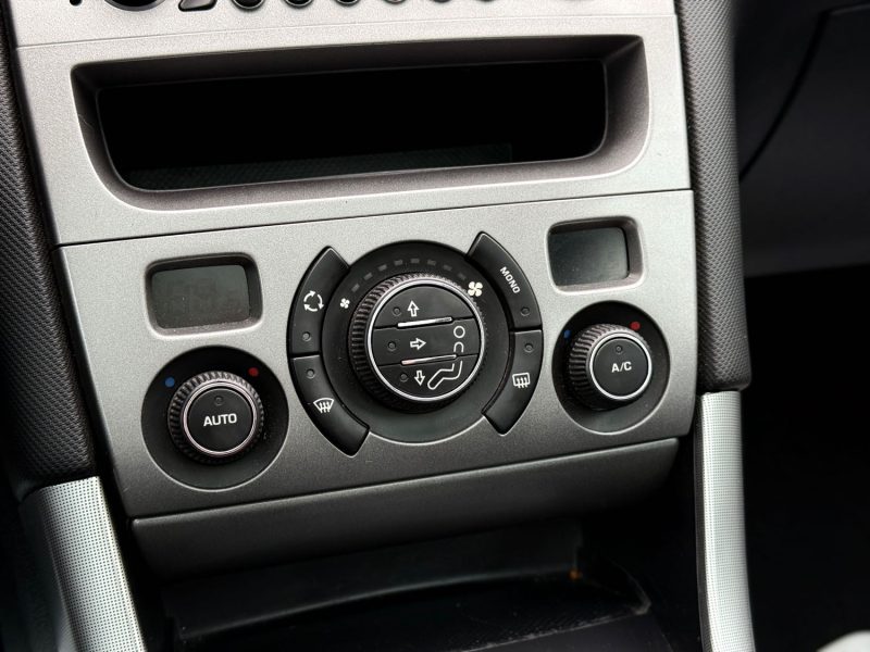 PEUGEOT 308 1.6 VTi 120 ch Premium Pack - Toit pano - Régulateur - Révisée &  Garantie 6  Mois.