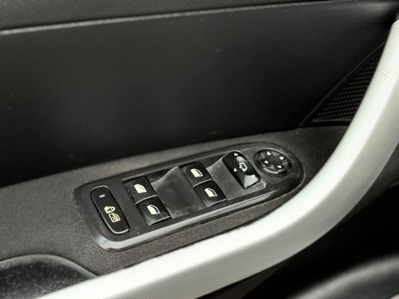 PEUGEOT 308 1.6 VTi 120 ch Premium Pack - Toit pano - Régulateur - Révisée &  Garantie 6  Mois.