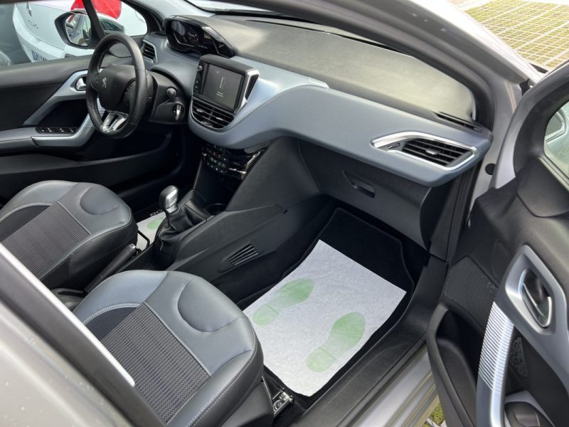 PEUGEOT 208 PHASE 2 ALLURE 1.2 82 Cv APPLE CARPLAY 19 300 Km CRIT AIR 1 - Garantie 1an