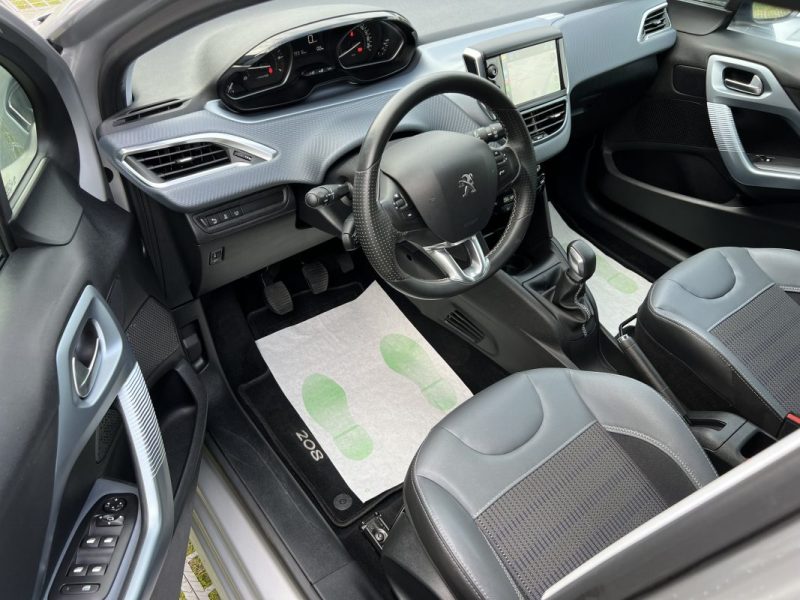 PEUGEOT 208 PHASE 2 ALLURE 1.2 82 Cv APPLE CARPLAY 19 300 Km CRIT AIR 1 - Garantie 1an