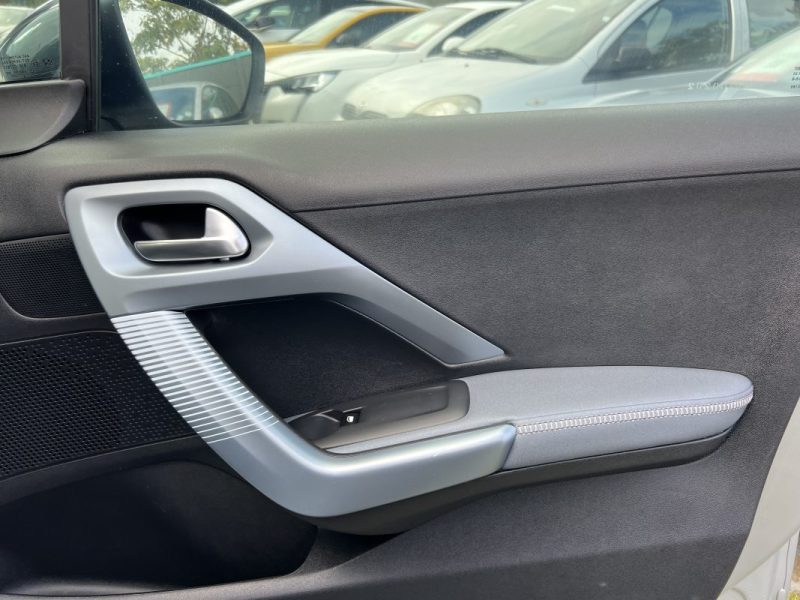 PEUGEOT 208 PHASE 2 ALLURE 1.2 82 Cv APPLE CARPLAY 19 300 Km CRIT AIR 1 - Garantie 1an