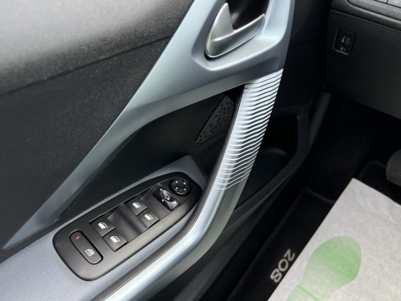 PEUGEOT 208 PHASE 2 ALLURE 1.2 82 Cv APPLE CARPLAY 19 300 Km CRIT AIR 1 - Garantie 1an