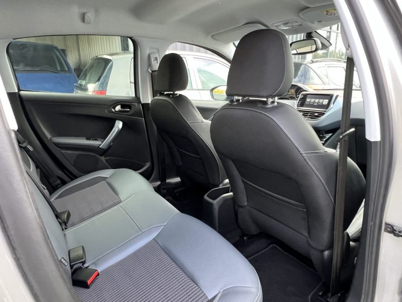 PEUGEOT 208 PHASE 2 ALLURE 1.2 82 Cv APPLE CARPLAY 19 300 Km CRIT AIR 1 - Garantie 1an